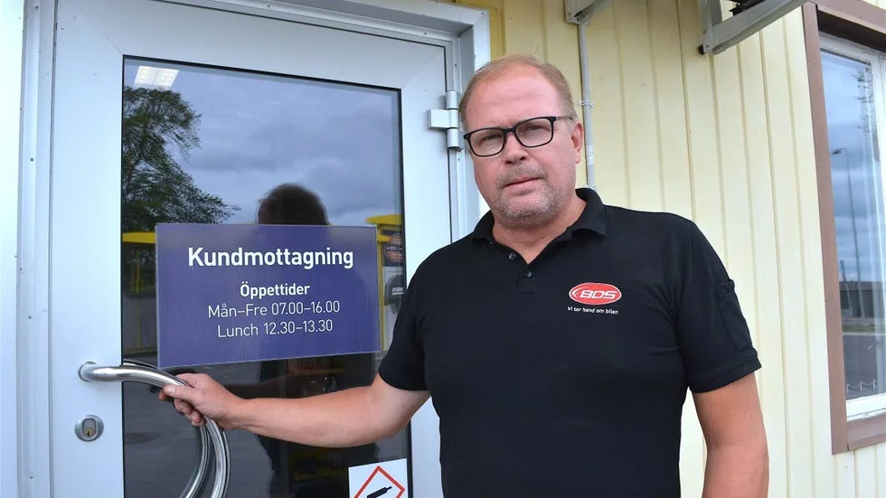 Roy Carlsson växte upp i Motala men bor numera i Vadstena och är sedan 20 år ägare av bilverkstaden Hallin & Kling, med anor från 50- och 60-talen.