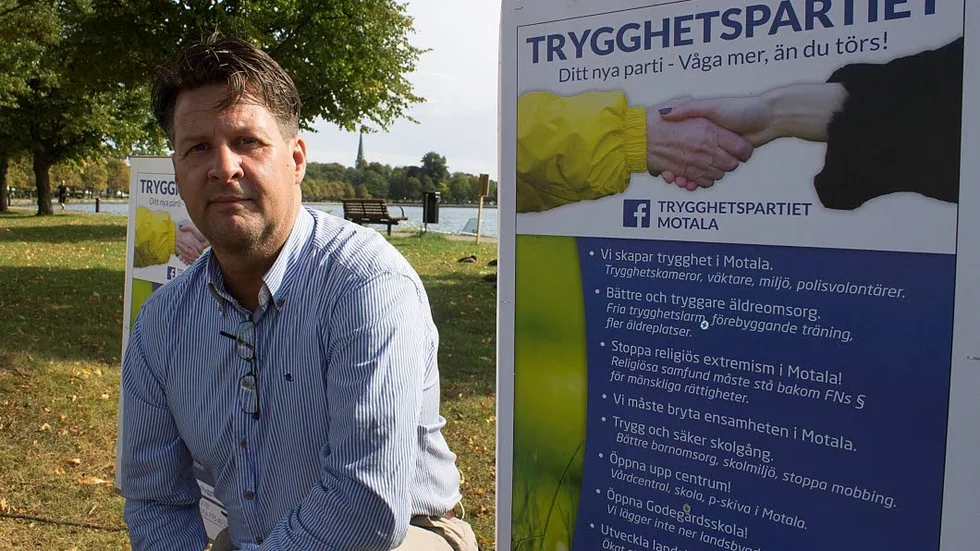Trygghetspartiets valkampanj är lågbudget, säger Joakim Pripp. Valaffisschen budskap tjänar även som valprogram och flygblad i förminskade varianter.