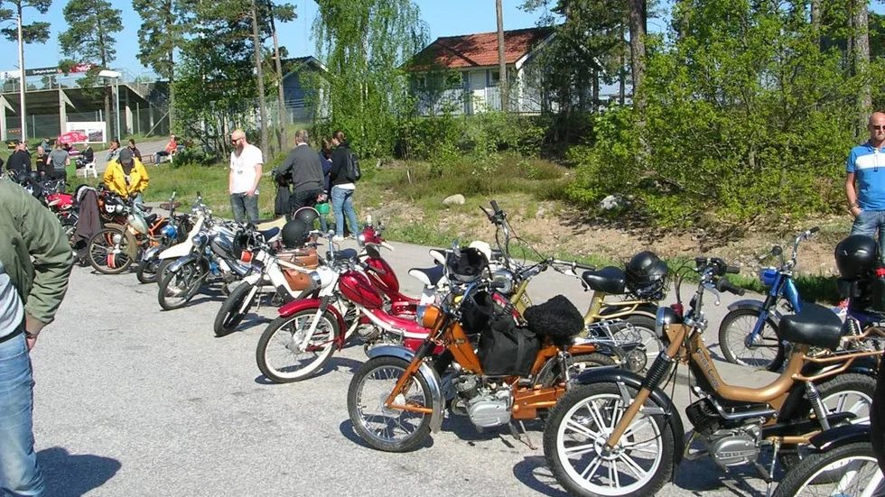 "Den svaga doften av tvåtaktsolja blir ett trevligt vårtecken", skriver mopedrallyts arrangör Kalle Mjöbrant.