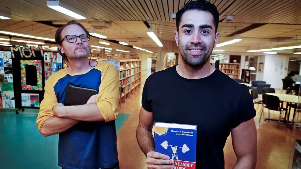 Jens Ganman och Mustafa Panshiri  på Motala bibliotek för en föreläsning med utgångspunkt ur deras gemensamma bok "Det lilla landet som kunde".