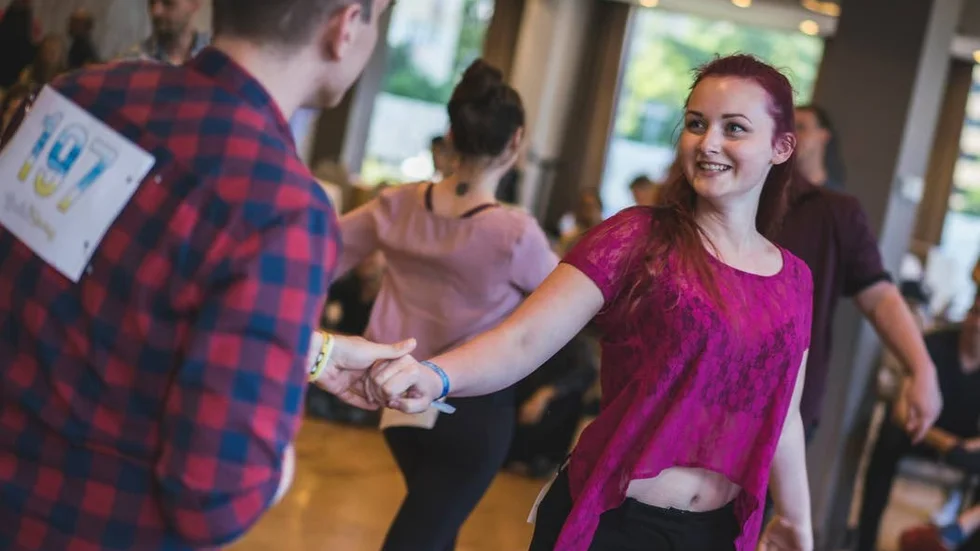 Jennifer Ritzén firade sin 18-årsdag med att vinna en Estlands internationella tävling i west coast swing.