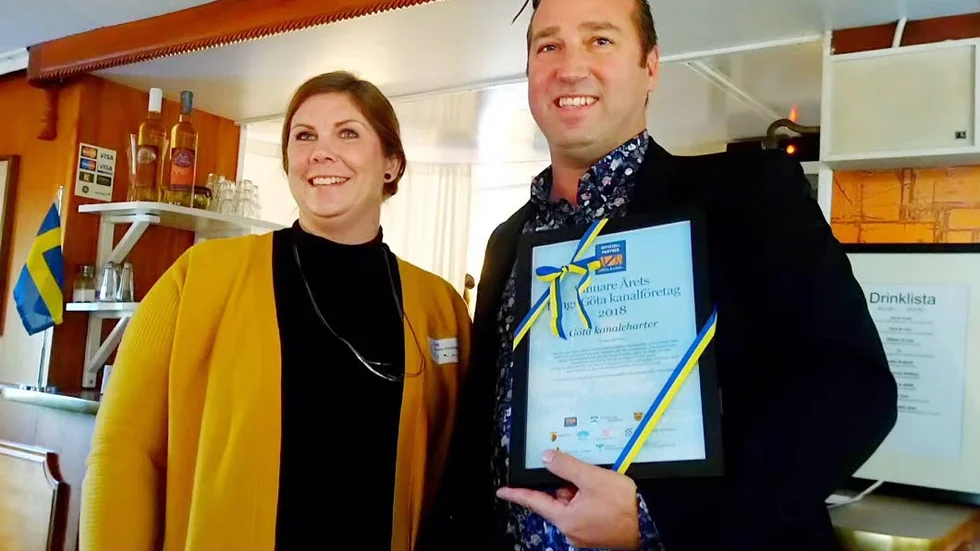 Årets Göta kanalföretag. Bodil Herbertsson, projektledare Samverkan Destination Göta kanal, delade ut priset till Pontus Björsner.