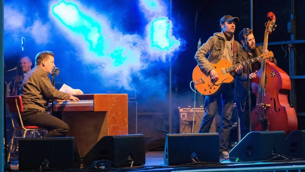 Rockabillybandet Dennis and the Rocktones kommer att blanda eget material med covers vid de  kommande julbordsspelningarna i Motala.