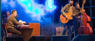 Östgötaband rockar i julbordsshow