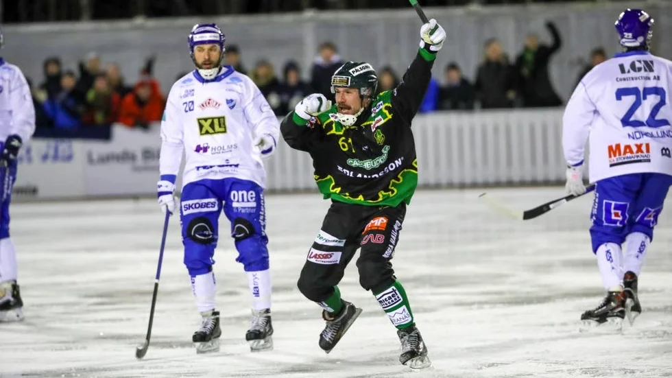 Första matchen, första målet och första segern för Frillesås. Fredrik Brandin har gjort 1–0 och hallänningarna vann till slut med 3–0 mot ett blekt IFK Motala på Sjöaremossen.
