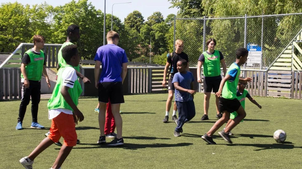 Här spelar barnen fotboll i Charlottenborg under en varm sommardag.