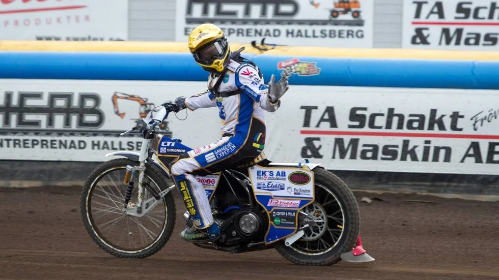 Linus Sundström kör som nummer fem i Piraternas östgötaderby mot vargarna i Norrköping på Kråkvilan på torsdagen. Nu vänder speedwayallsvenskan med två derbyn.