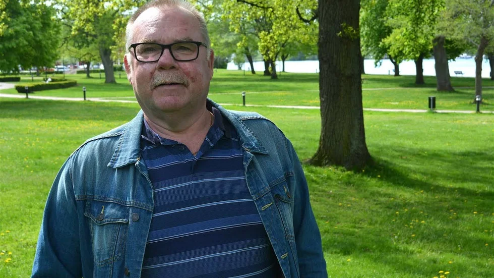 Det var antagligen Hans ”Putte” Elfs syster som började kalla honom Putte och det får han fortsätta att heta. ”Och så var vi var fyra i första klass som hette Hans”, säger han om sin skoltid i Rogslösa. Sitt jobb som parkarbetare har han kvar men jobbar heltid som förtroendevald i Kommunal.