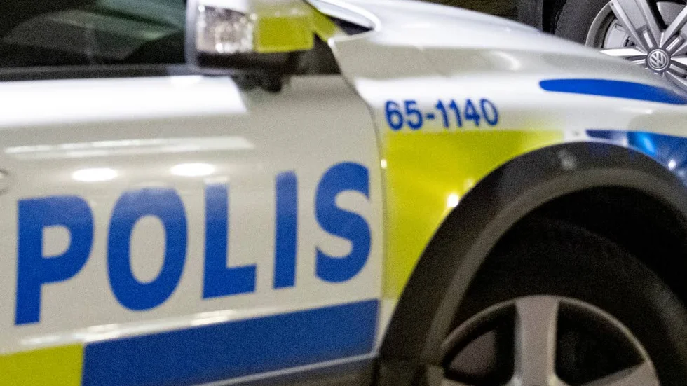 Mannen misstänks för narkotikabrott, eget bruk, samt brott mot knivlagen.