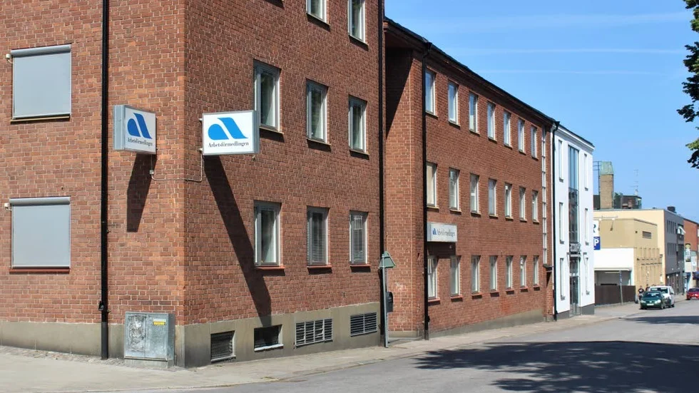 Det minskade statliga stödet för olika arbetsinsatser har satt stopp för nya extratjänster genom Arbetsförmedlingen