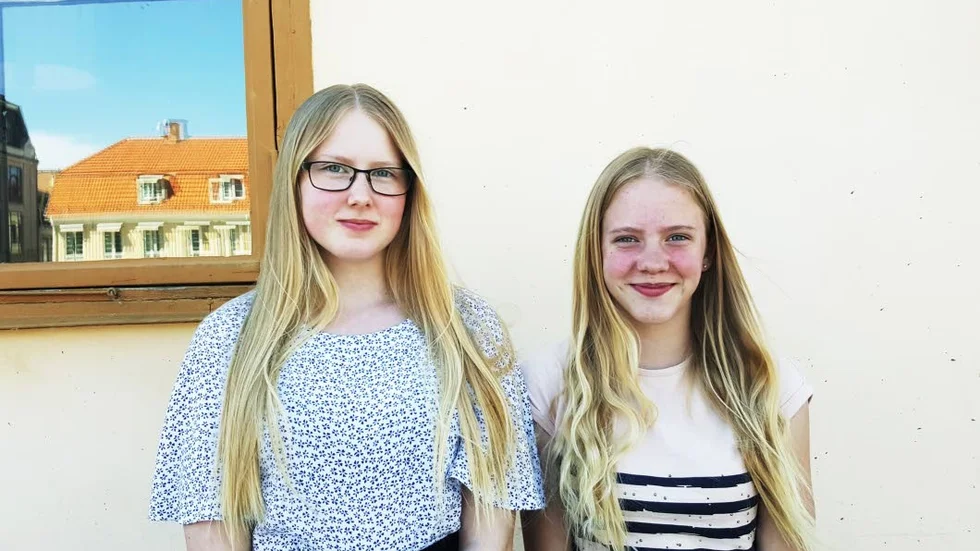 Agnes Stalebrant, som börjar sexan i Gunnebo skola till hösten, har fått ett vykort om På egna ben i brevlådan. Hon antingen går eller åker skolbuss till skolan har aldrig blivit skjutsad till skolan av sina föräldrar. Storasyster Alice Stalebrant (höger) åker buss till högstadiet i Ankarsrum.