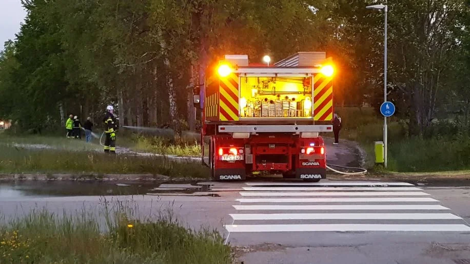 En gräsbrand i Västervik bröt ut på onsdagskvällen.