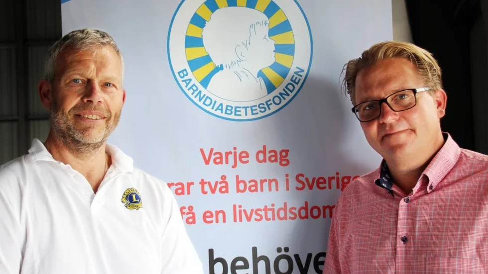 Michael Gustavsson och Fredrik Särnehed vill att många bidrar med sina gamla mobiler som en insats för miljön och som välgörenhet.