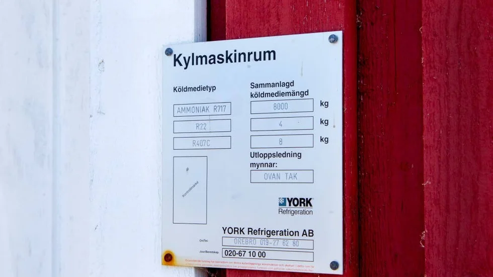En ammoniakläcka stänger området kring isstadion.