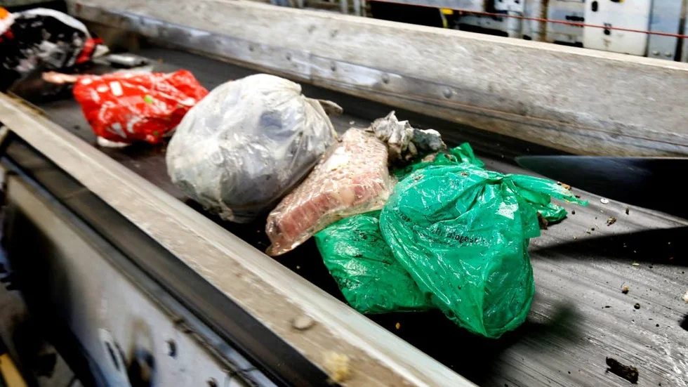 Matavfall i den gröna påsen – resten i den andra. Enkelt, kan tyckas, men 40 procent av matavfallet hamnar fel.
