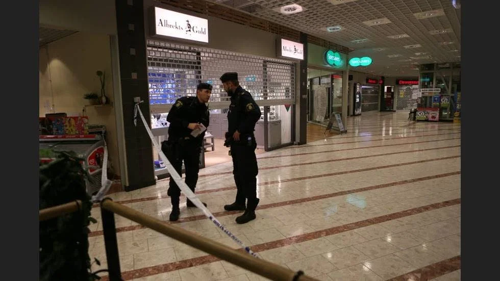 Efter rånet mot butiken arbetade polisen med att samla in teknisk bevisning och vittnesmål i gallerian.