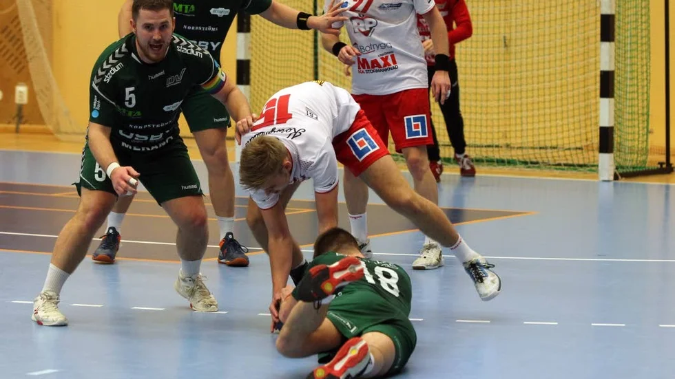 Kamp om bollen i allsvenska mötet i Linköpings sporthall där Helsingborg vann klart mot RP.