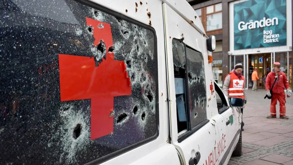 En del förbipasserande trodde att ambulansen hade blivit beskjuten på riktigt. Men, nej, det är lyckligtvis bara ett utställningsfordon.