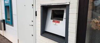 Polisen söker två efter sprängdåd