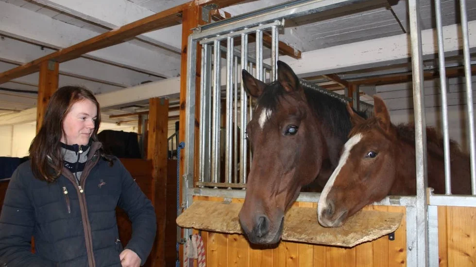 Elin Andersson med sin tidigare tävlingskompis Quite Nice som hoppat upp till 145 cm på de stora arenorna. Nu lever "Nellan" sitt liv som avelssto.