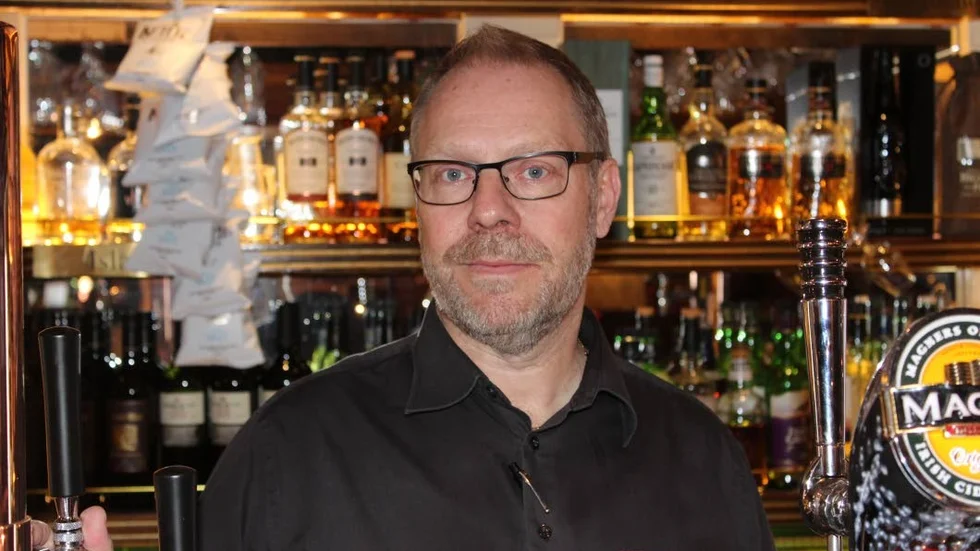 Pubchefen Niclas Engman är genomgående postiv till regeringens förslag om ett utökat rökförbud på krogen.
