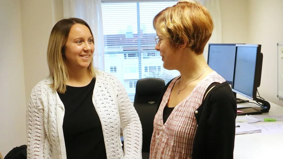 Ann-Sofie Bogerg och Eva Karlsson  berättar om de stora mängder avfall som samlats in.