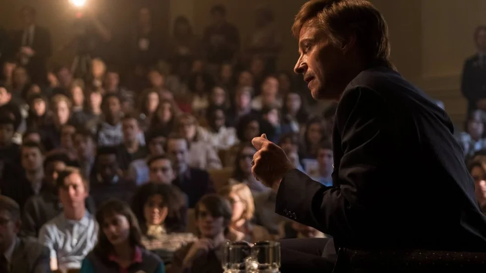 Hur mycket privatliv är det rimligt att folkvalda får ha? Det är en kärnfråga i ”The front runner”.