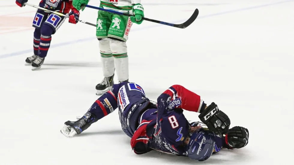 LINKÖPING 20181122
Linköpings nr 8 Viktor Svedberg tacklades av Rögles nr 41 Daniel Widing, som fick matchstraff, under torsdagens match i SHL mellan Linköping HC och Rögle BK i Saab arena.
Foto Jeppe Gustafsson / TT / 71500