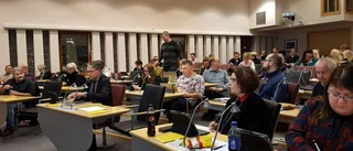 V får inte sitta med partikamraterna