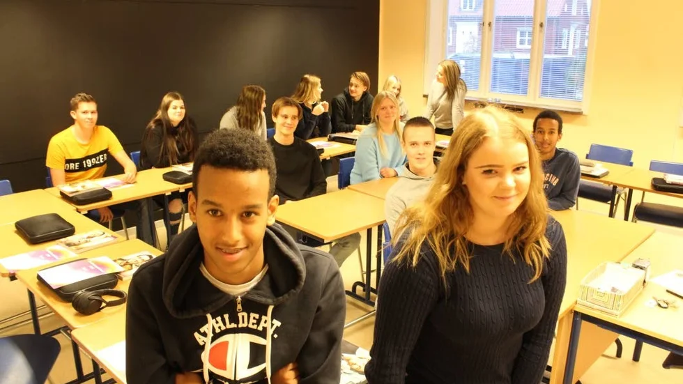 Yuael Samson och Felicia Månsson i HA 17 på Bildningscentrum fick tillsammans med sina klasskompisar belöning för arbetet i samband med Åtvidabergskalaset.