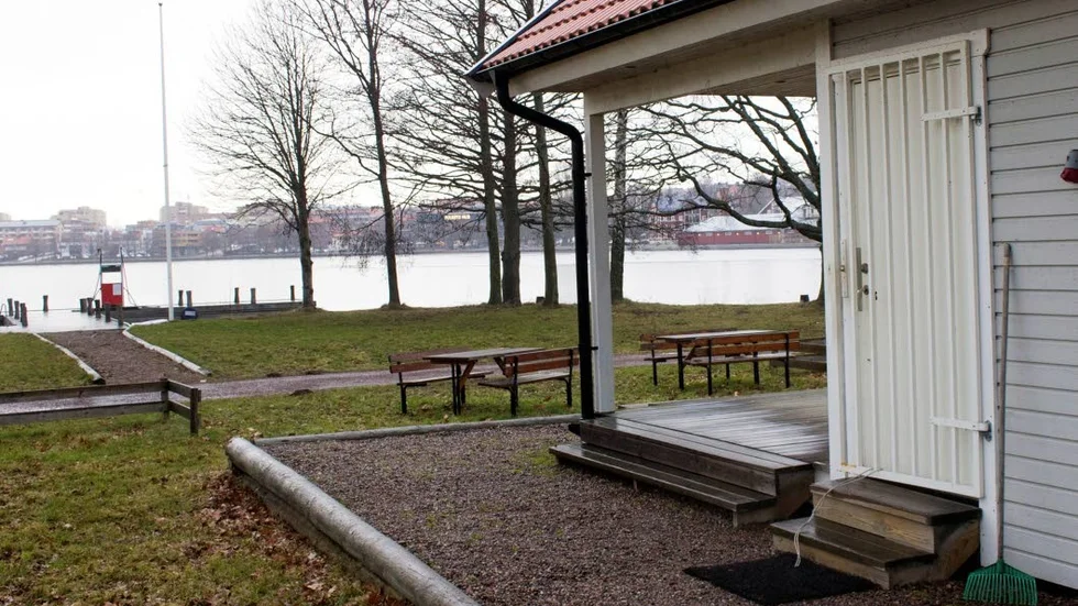 Motala kommun köper upp installationerna och fortsätter att hyra ut området för bil- och båtturism.