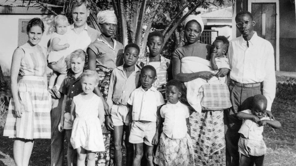 På bilden syns familjen Jacobsson och familjen Mukwege. Denis har vita strumpor på sig. Den är tagen runt årskiftet 1964–1965.