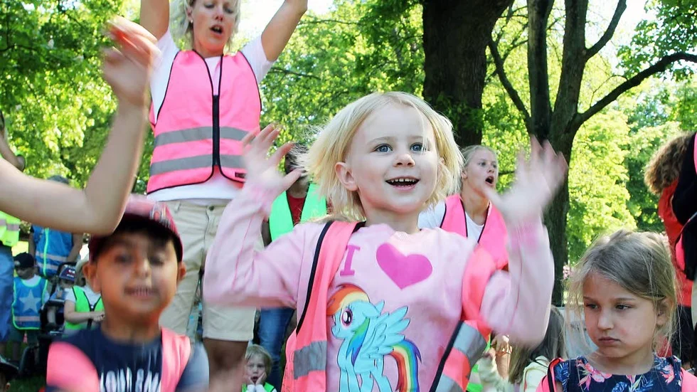 5-åriga Felicia Thun sjöng, dansade och hoppade tillsammans med sina kompisar från förskolan Strömmen.
