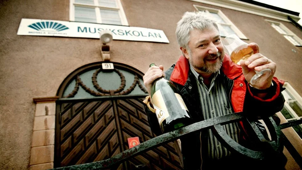 TILLBAKA. Här poserar Anders Rosén framför de gamla lokalerna. Glaset är höjt för den kommunala budget som gav dåvarande musikskolan möjlighet att utveckla sin verksamhet.