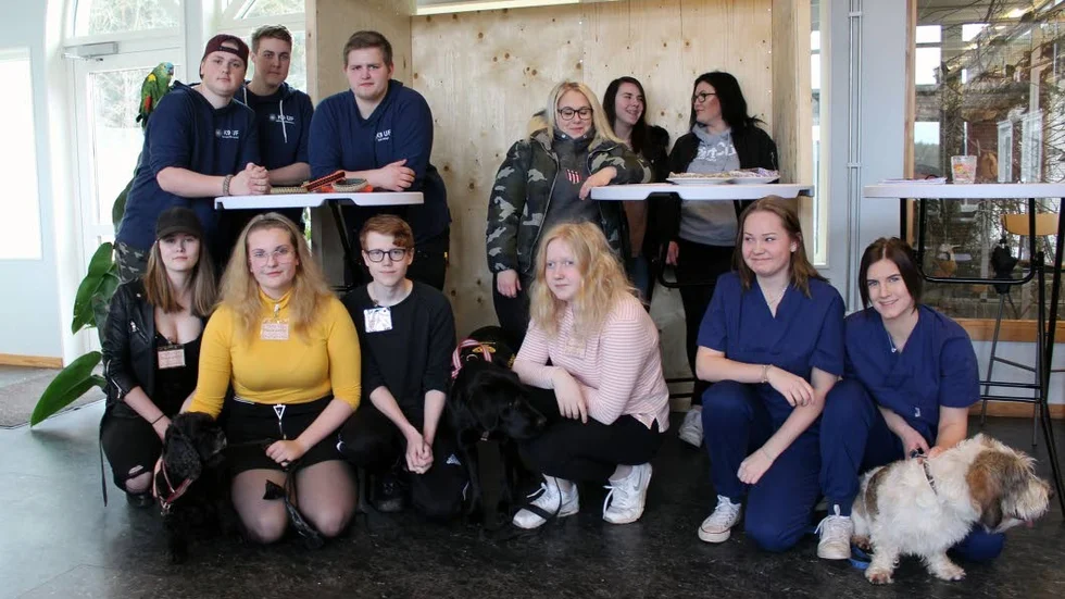 Med på mässan, bakre raden: Linus Hansson med papegojan Felicia, Albin Andersson, Erik Helge, Tilda Hyckenberg, Hedda Einarsson och Amanda Klasson. Främre raden: Malin Rindebäck, Martina Asklöf, Jesper Johansson, Emelie Dienser, Rebecca Knutas, Lovisa Mählkvist samt hundarna Didi, Kajsa och Keso.