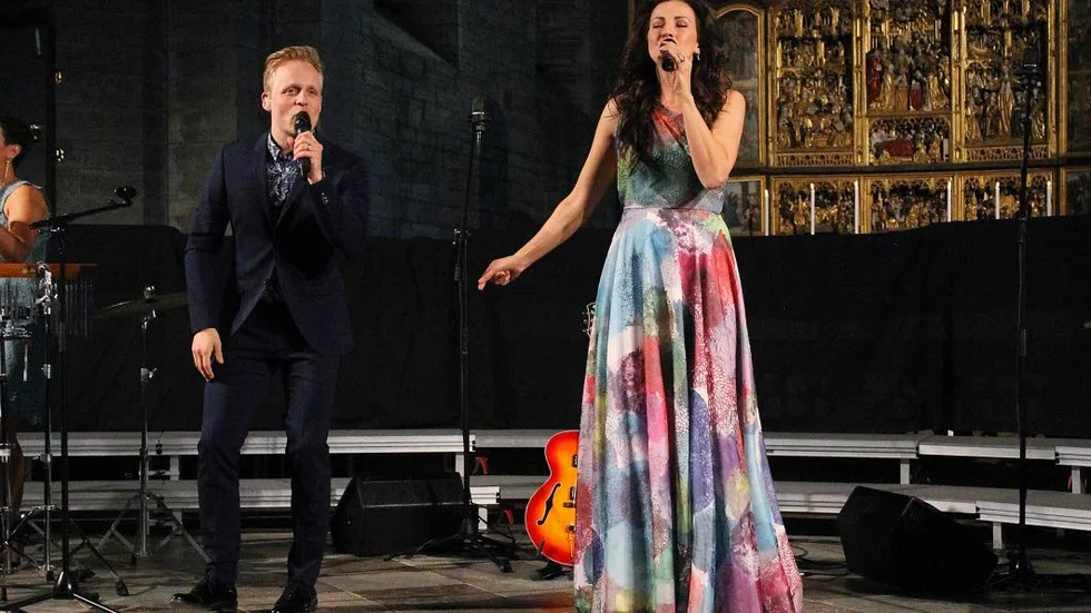 Andreas Weise och Sonja Aldén bjöd på kärleksfulla hits i Vadstena klosterkyrka.