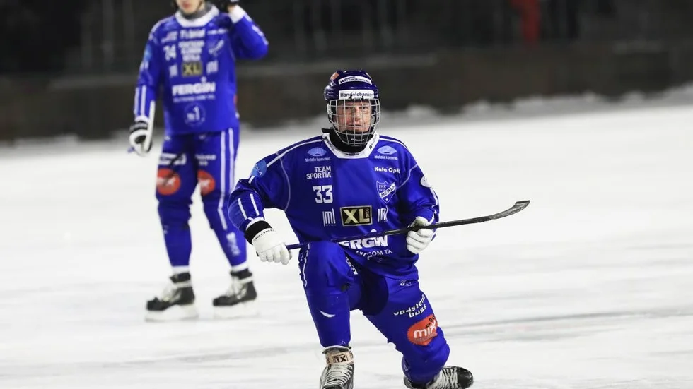 Jodå, visst spelade Patrik Spångberg med sin nyopererade näsa. Även om han inte trivdes bakom galler.