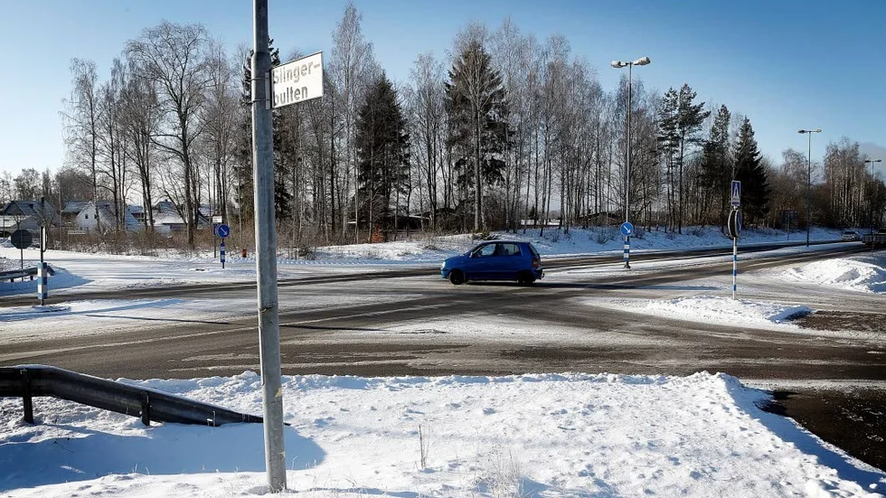 Trafikverket gör om korsningen, som här syns i vinterskrud, till en rondell. Området planeras vara färdigbyggt i mitten av juni.