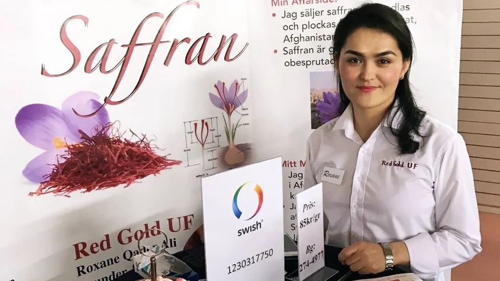 Säljer saffran.  Roxane Qader Ali  visar upp sitt företag på UF-mässan i  Motala januari 2018.