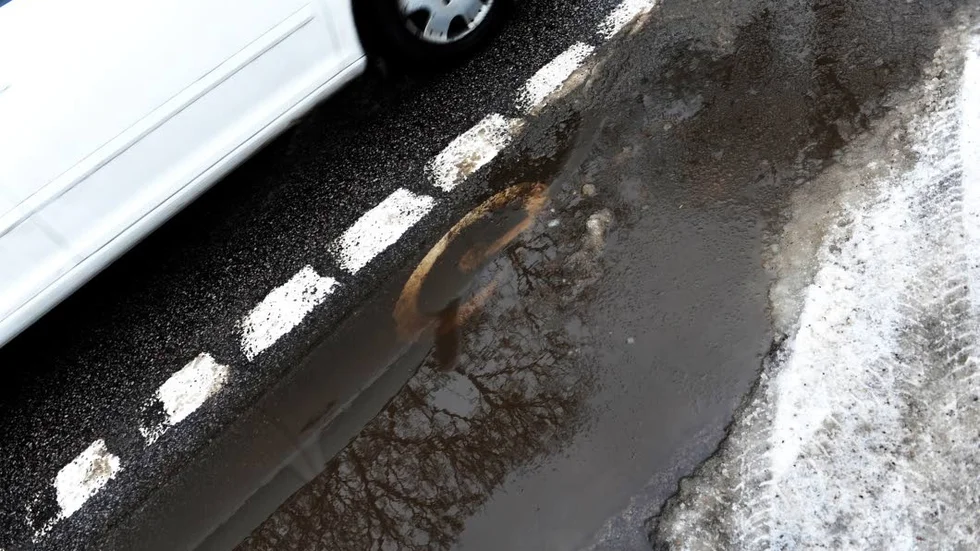 Just här är det gott om plats att cykla innanför linjen. På andra ställen ligger snön längre ut.