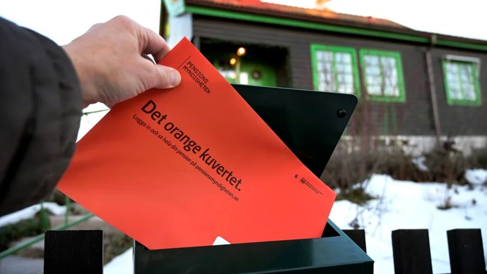 Det orange kuvertet visar att tjänstepensionen fungerar, menar skribenterna.