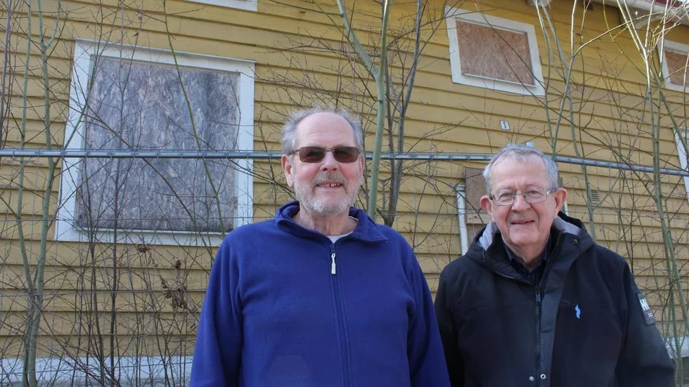 Lars Landstedt och Lars Lindeberg framför det aktuella huset, som ligger på Vallongatan 1 i Överum.