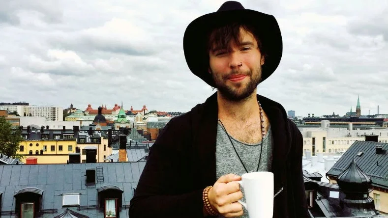 "Snöar i Stockholm". Björn Lycklig Wallgren skrev en låt till "Ali" som Björn var kontaktperson åt då han jobbade på ett HVB-hem i Motala.