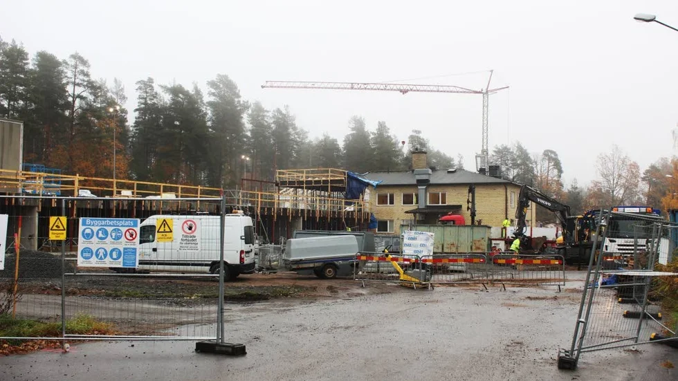 Nu är man ifatt igen, efter att arbetet fördröjdes av PCB i marken som man var tvungna att sanera.