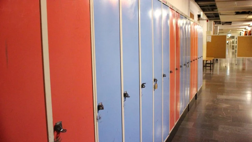 Slagsmålet inträffade den 15 oktober på Västerviks gymnasium.  Skolpersonalen tvingades ingripa för att skilja de bråkande eleverna åt.