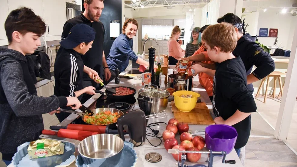 Den mobila fritidsgården har tagit flera annorlunda grepp. Bilden tagen när barn lagade mat i butiken Electrolux Home i höstas.