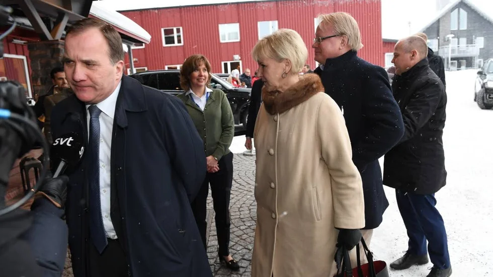 Stefan Löfven. Statsministern anländer till Folk och försvar.