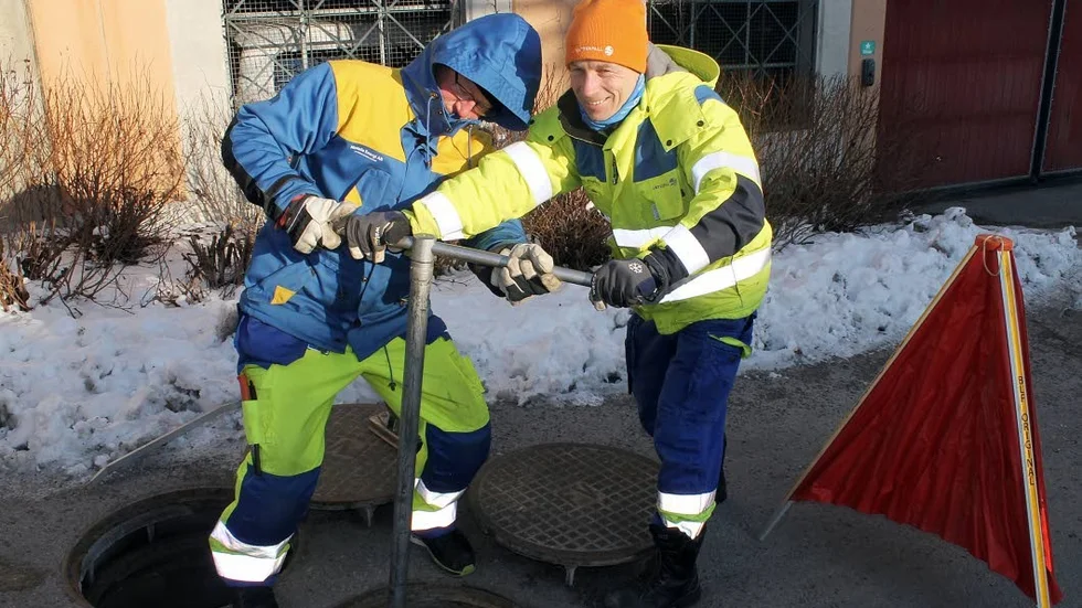 Kallt jobb. Vattenfalls drifttekniker Sven Winell och Robert Fogelkvist jobbar i kylan. "Man får ta det med glatt humör", säger de.