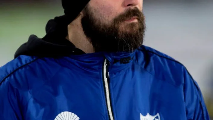 Fundersam. Mattias Sjöholm, tränaren.
