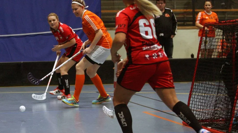 FALL. Josefine Mattsson och Elise Henrichsen förlorade med Solfjäderstaden i tidiga toppmötet med Liu i Linköping.